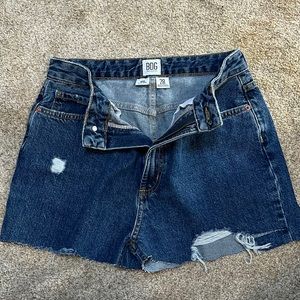 URBAN OUTFITTER HIGH RISE MOM SHORT